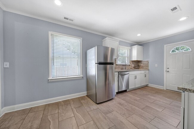 Building Photo - Lovely 2 Bed 1 Bath Bungalow Home in Charl...