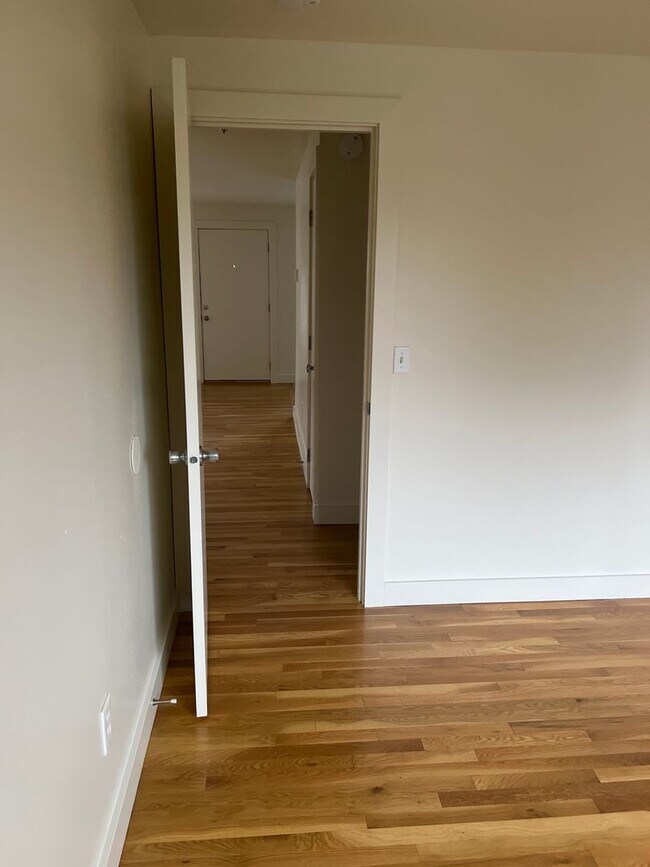 Building Photo - Spacious 2nd floor 2Bd Fireplace Hardwoods...