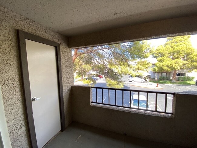 Building Photo - 3 Bedroom 2 bath condo located on second floor.