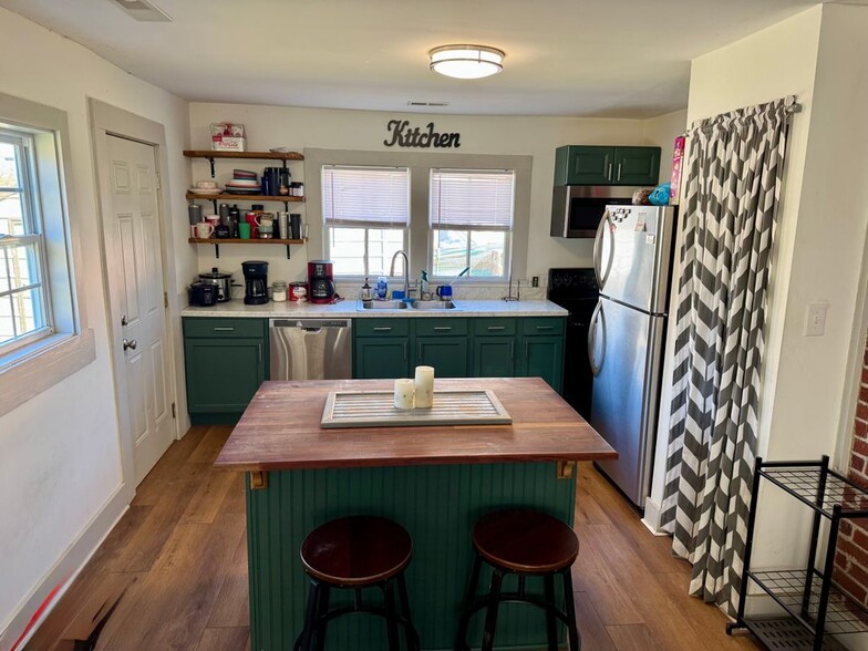 Building Photo - 194 E Pine St