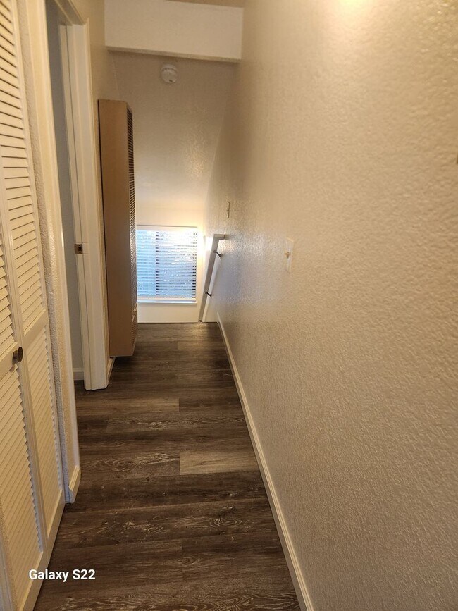 Building Photo - Beautiful two story condo in a well maintained complex, and close to everything!!