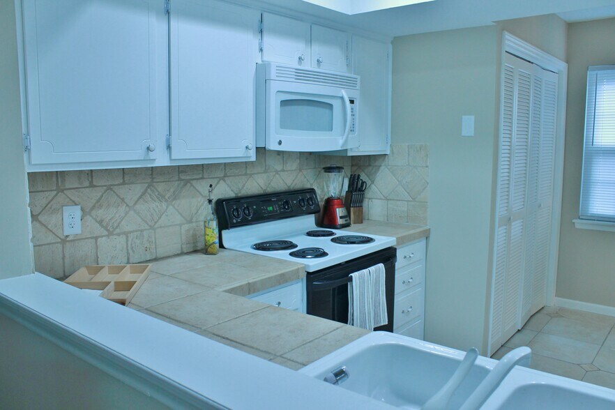 Building Photo - 7825 Renaissance Ct