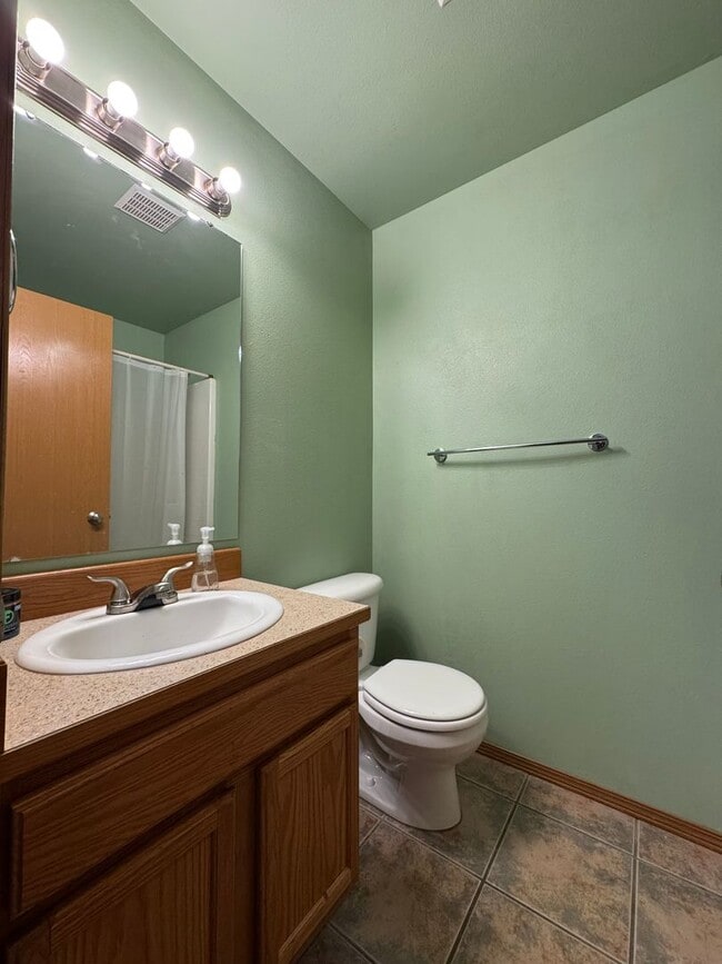 Building Photo - Modern 3BR/2BA Rental with Large Kitchen &...
