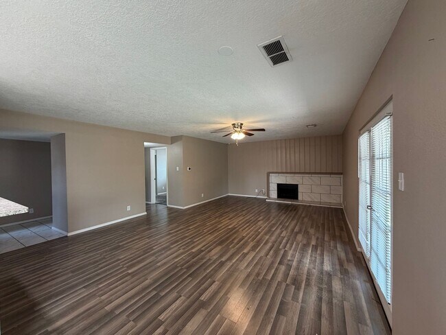 Building Photo - Lovely 4 Bedroom 2 Bathroom Home In NE ABQ!