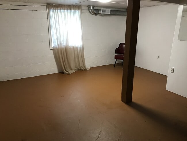 Building Photo - Log Home for Rent in North Pole!