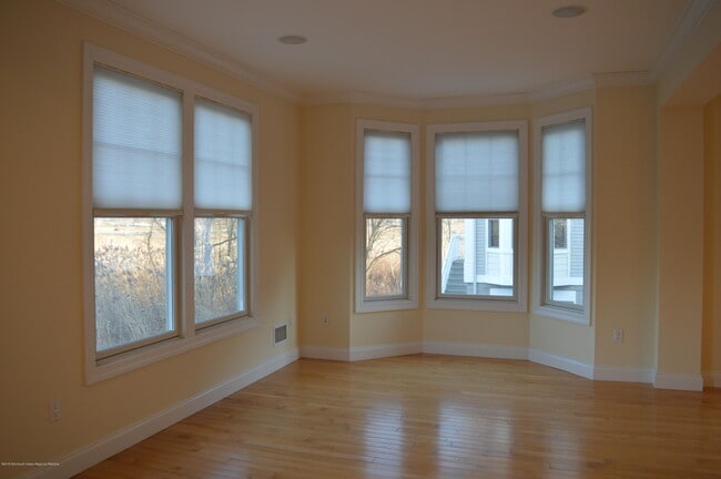 Building Photo - 606 Park Ave