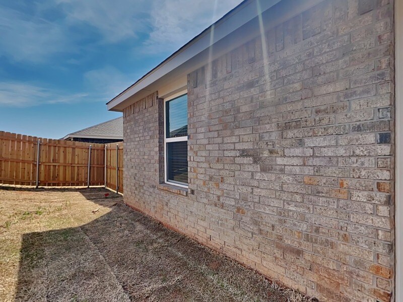 Building Photo - 501 St Charles Pl