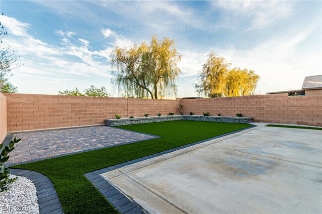 Building Photo - 788 Forest Peak St