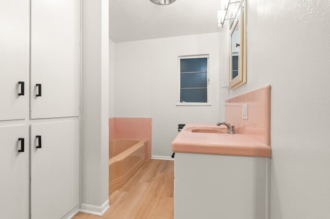 Building Photo - 5651 N Bryn Mawr St