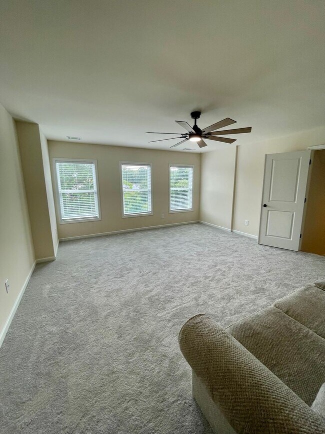 Building Photo - Gorgeous 5 bedroom 3.5 bath home in desira...