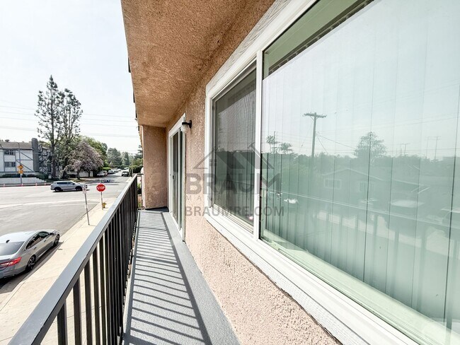 Building Photo - 11839 Burbank Blvd