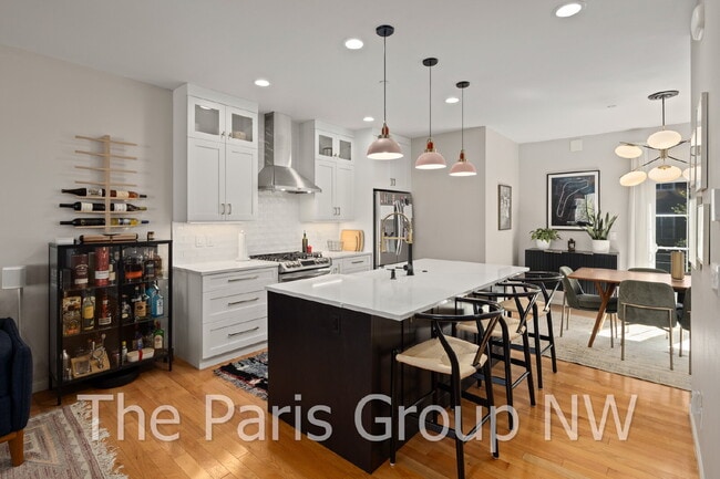 Building Photo - Stylish Model Hm in Issaquah Highlands * Park-Facing, EV Charger, Designer Upgrades & Very Walkable!