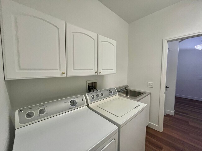 Building Photo - 2470 sq ft, remodeled single story, hard to find 5 bed, 2.5 bath, 2 car garage in guard gated Sta...