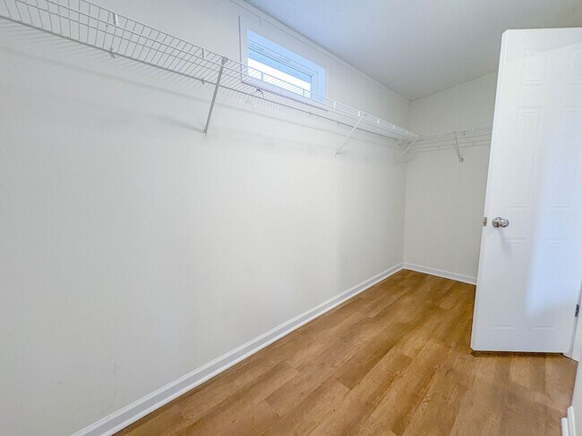 Building Photo - 4 Bedroom, 2 Bathroom: Pets Allowed!