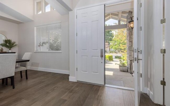 Building Photo - Livermore South Very Private 4 bedroom/3 b...