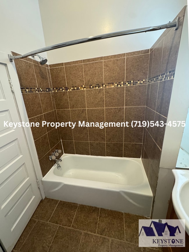 Building Photo - New Kitchen Appliances! South-side Home 1 Bedroom/1 Bath House $1000/$1000