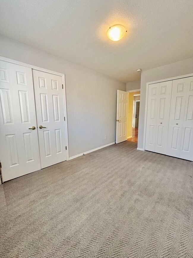 Building Photo - Spacious 3-Bedroom Condo in Prime Golden Location!! Available Now!!