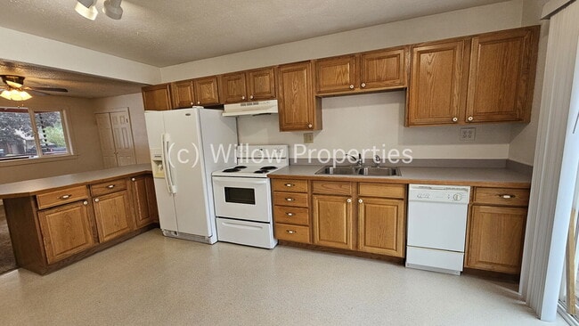 Building Photo - Cozy studio in Lakewood within walking dis...