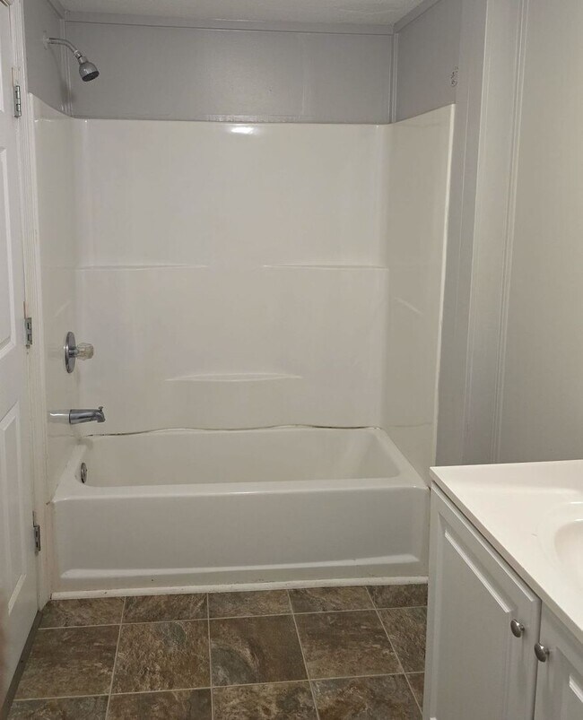 Building Photo - 2 Bed, 1 Bath, BONUS ROOM!!