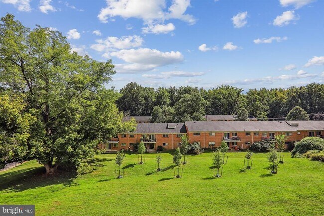 Building Photo - 10631 Montrose Ave