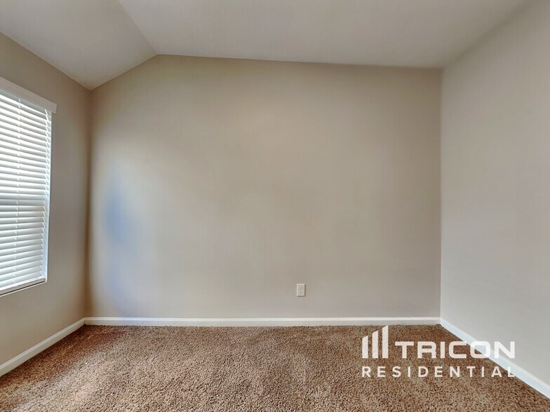 Building Photo - 3250 Alexandria Dr