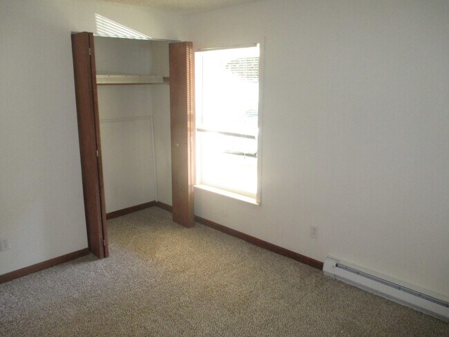 Building Photo - Two Bedroom Apartment in Central Salem