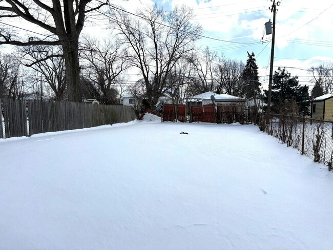 Building Photo - 11340 Fisher Ave