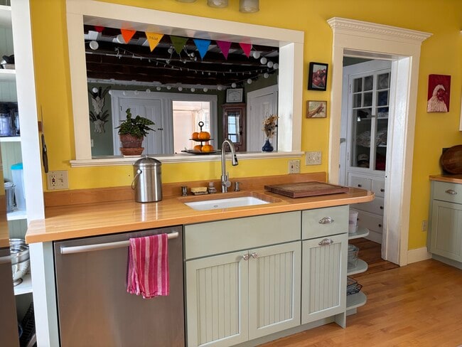 Building Photo - 272 Danforth St