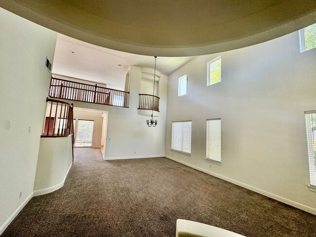 Building Photo - Fabulous Serrano Home