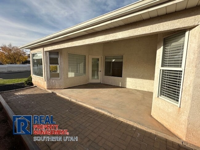 Building Photo - Single Leve Home Near Pine View