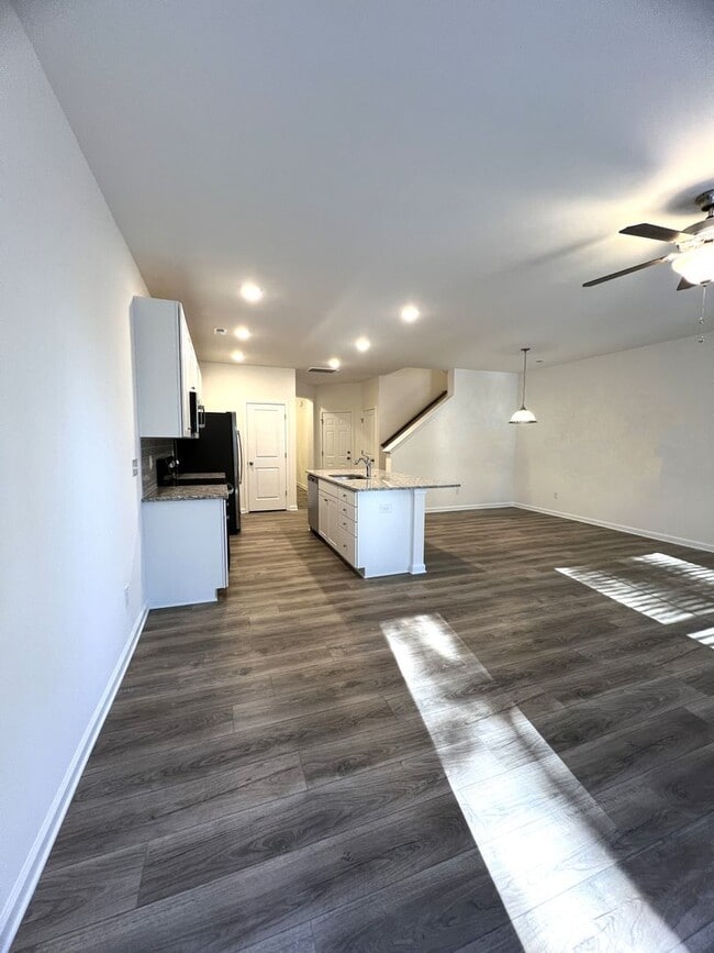 Building Photo - First Full Month's Rent FREE!