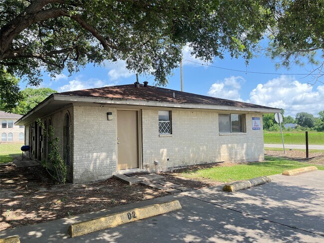 Building Photo - 3021 Sycamore Ave