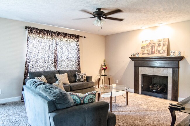 Building Photo - Pet Friendly Three Bedroom!