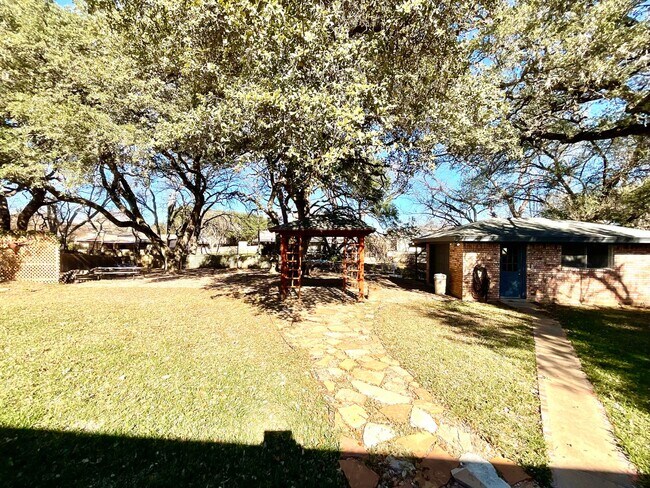 Building Photo - 5303 Shady Oak Cir