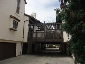 Building Photo - 8614 Villa La Jolla Dr