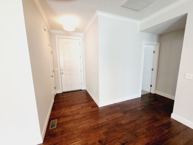 Building Photo - 5040 E Hedgerow Dr