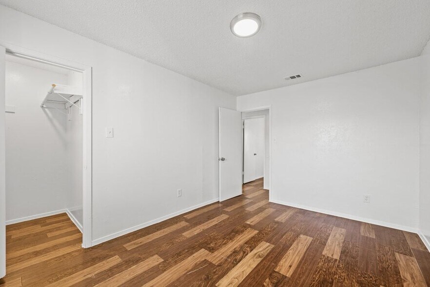 2 bedrooms clean neat - 6913 Wentworth Dr