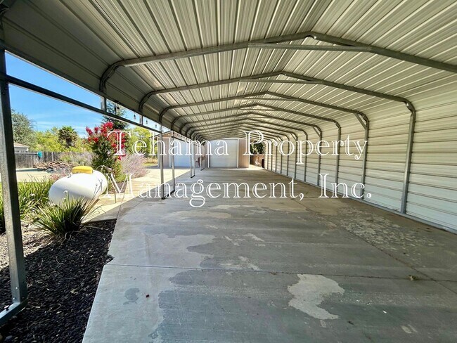 Building Photo - Executive 3 Bederoom 2 Bathroom home with in-ground pool and landscaping service included.