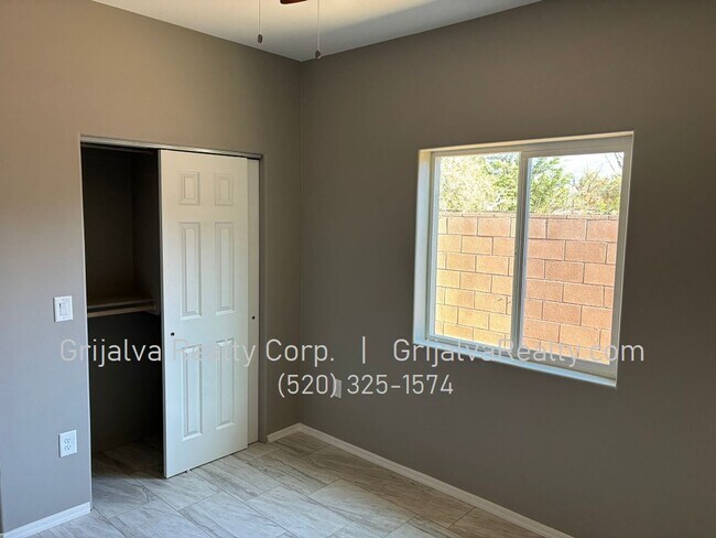 Building Photo - 2750 La Verne Ave N