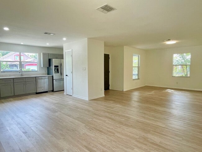 Building Photo - Spacious 4 Bedroom 2 Bathroom Single Famil...