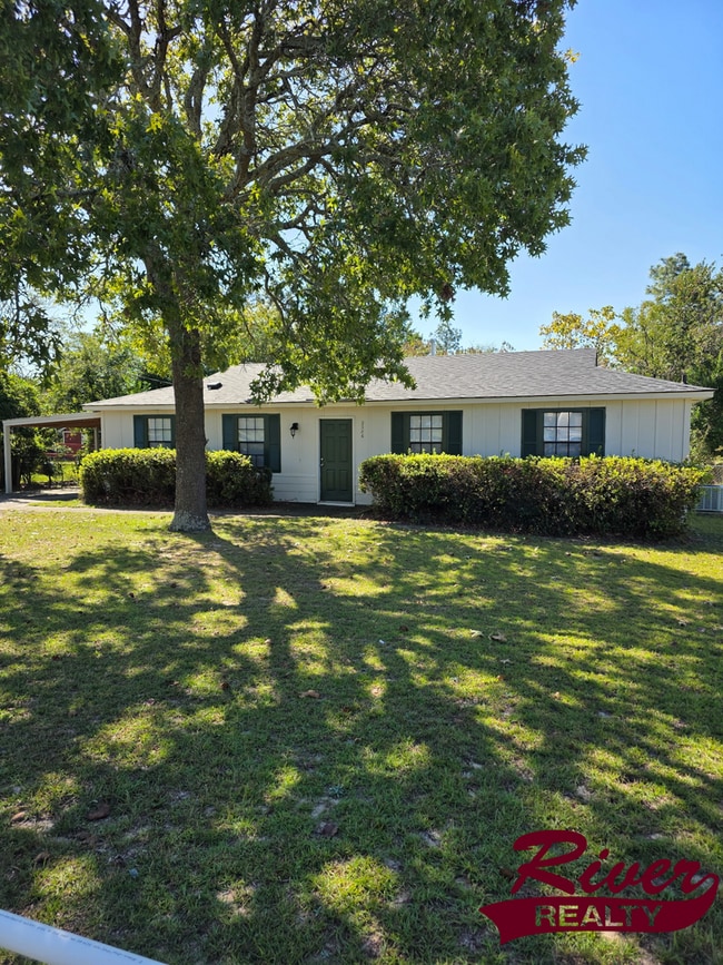 Primary Photo - 3-Bed, 2-Bath Home in South Augusta - Larg...