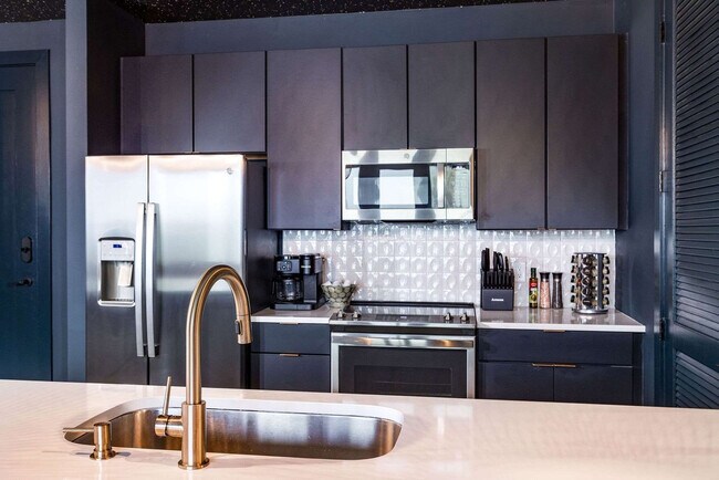 Building Photo - 245 Hermitage Ave