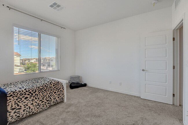 Building Photo - Modern Comfort Meets Stunning Mountain Views
