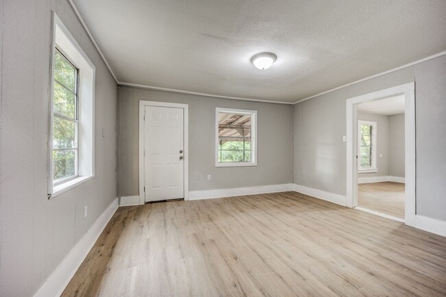 Building Photo - Freshly Updated 3 Bedroom House