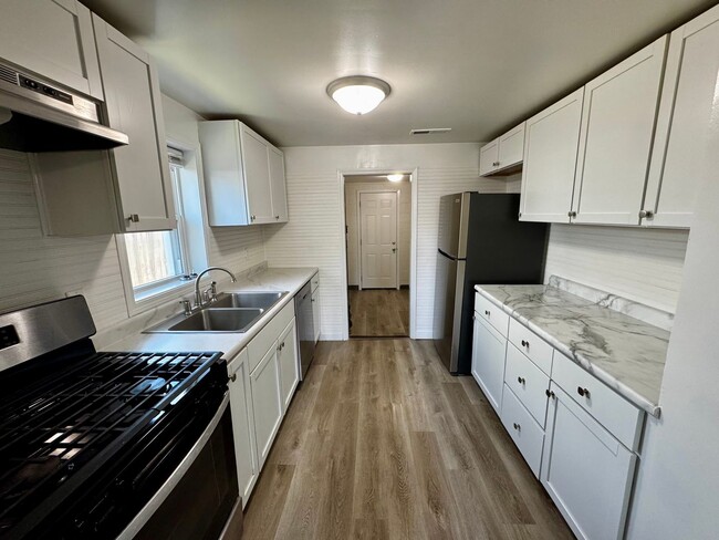 Building Photo - Newly Remodeled Home for Rent in Moline