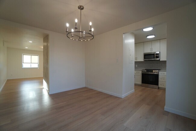 Building Photo - 2905 Mesa Rd