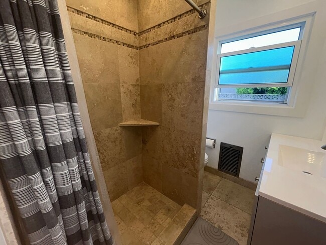 Building Photo - Newly Renovated 3 bed/1 bath House for Rent