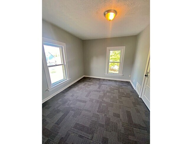 Building Photo - Little Bohemia 4 bedroom home