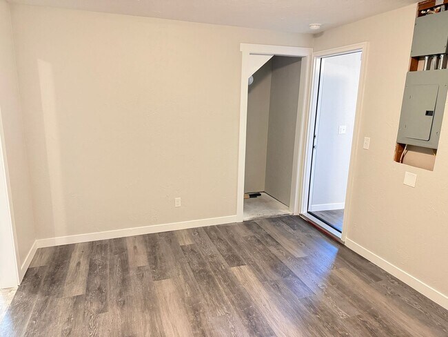 Building Photo - New 2 bed 1 1/2 bath duplex in Springfield!