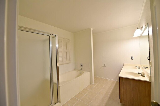 Building Photo - 1002 Dover Pass